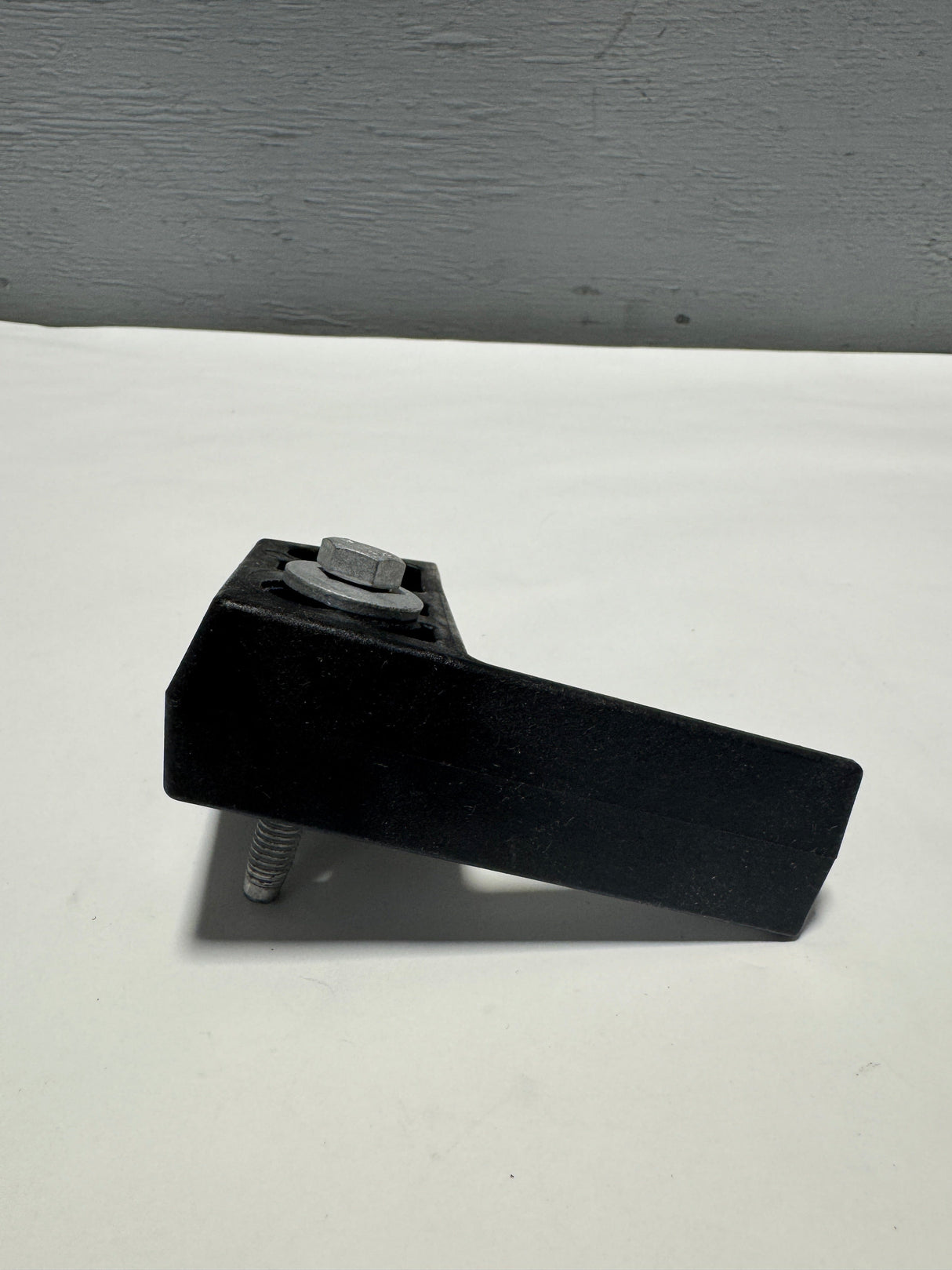 84496064 2020-2025 Silverado Sierra 2500 3500 Auxiliary Battery Hold Down Bracket Oem