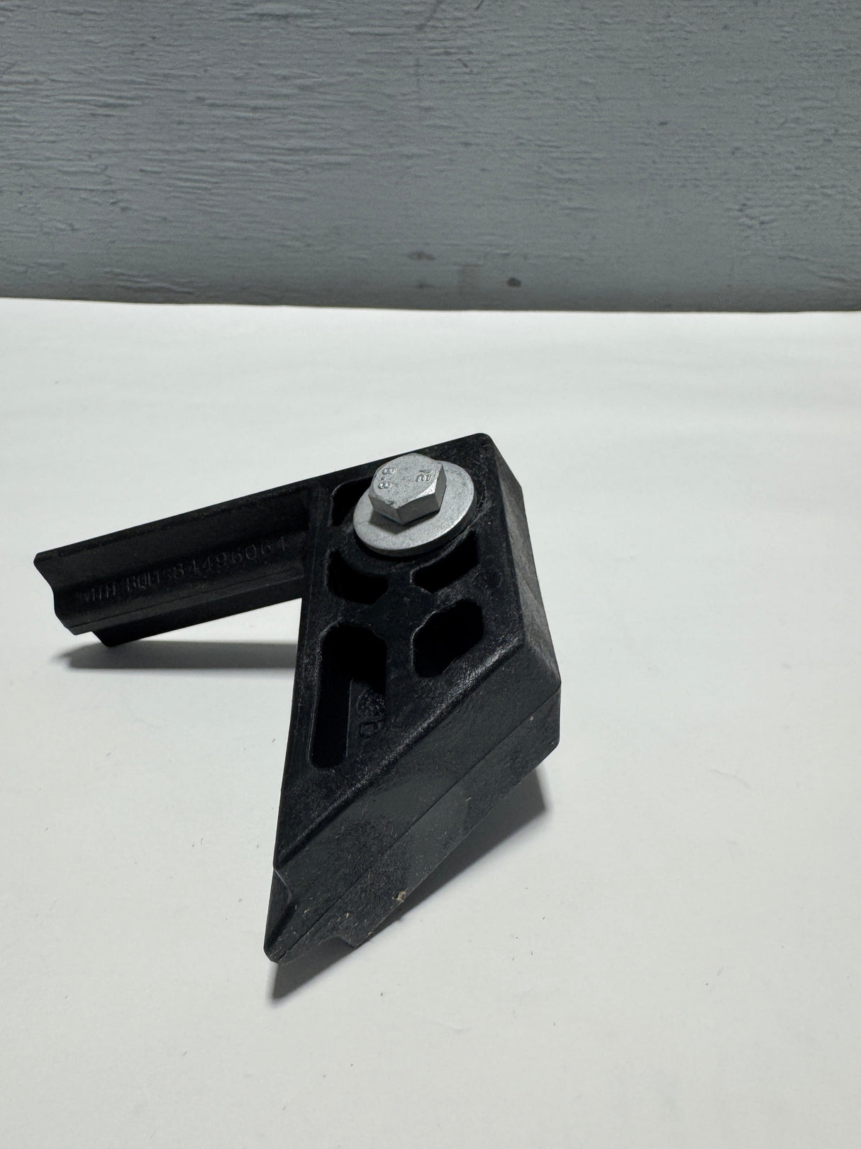 84496064 2020-2025 Silverado Sierra 2500 3500 Auxiliary Battery Hold Down Bracket Oem