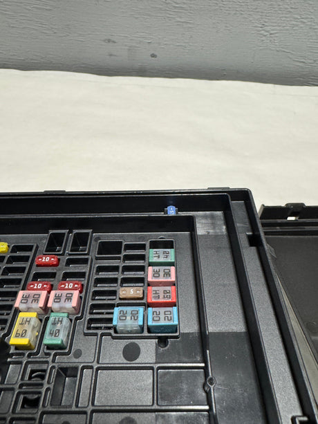 LC2Z-14A068-B 2021-2023 Ford E-350 Van 7.3 Gas Loaded Fuse Box For Non Aux Switch Equipped Vans Only