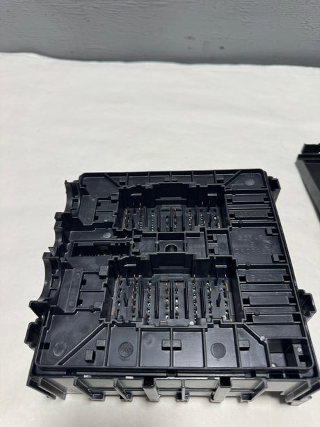 LC2Z-14A068-B 2021-2023 Ford E-350 Van 7.3 Gas Loaded Fuse Box For Non Aux Switch Equipped Vans Only