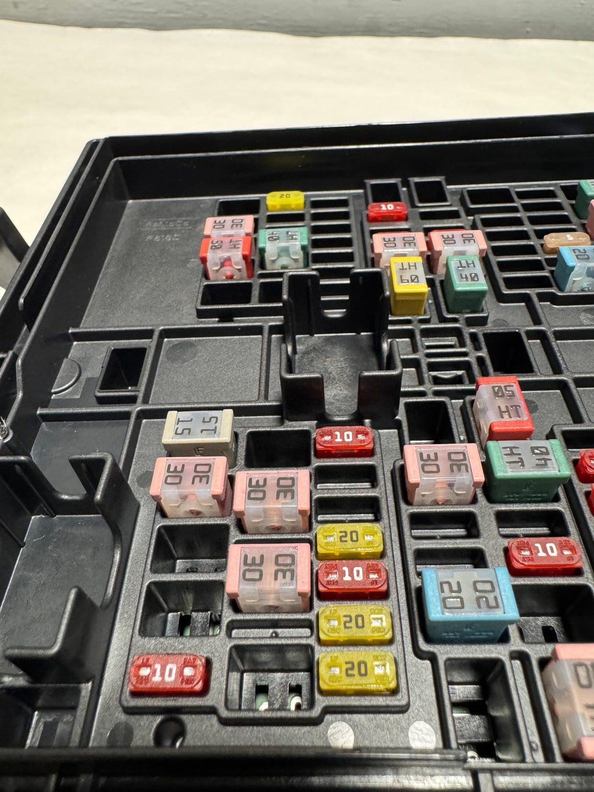 LC2Z-14A068-B 2021-2023 Ford E-350 Van 7.3 Gas Loaded Fuse Box For Non Aux Switch Equipped Vans Only