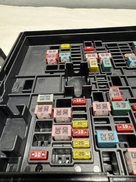 LC2Z-14A068-B 2021-2023 Ford E-350 Van 7.3 Gas Loaded Fuse Box For Non Aux Switch Equipped Vans Only