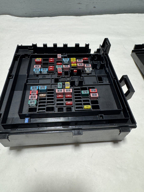 LC2Z-14A068-B 2021-2023 Ford E-350 Van 7.3 Gas Loaded Fuse Box For Non Aux Switch Equipped Vans Only