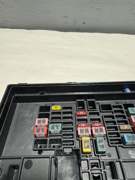 LC2Z-14A068-B 2021-2023 Ford E-350 Van 7.3 Gas Loaded Fuse Box For Non Aux Switch Equipped Vans Only