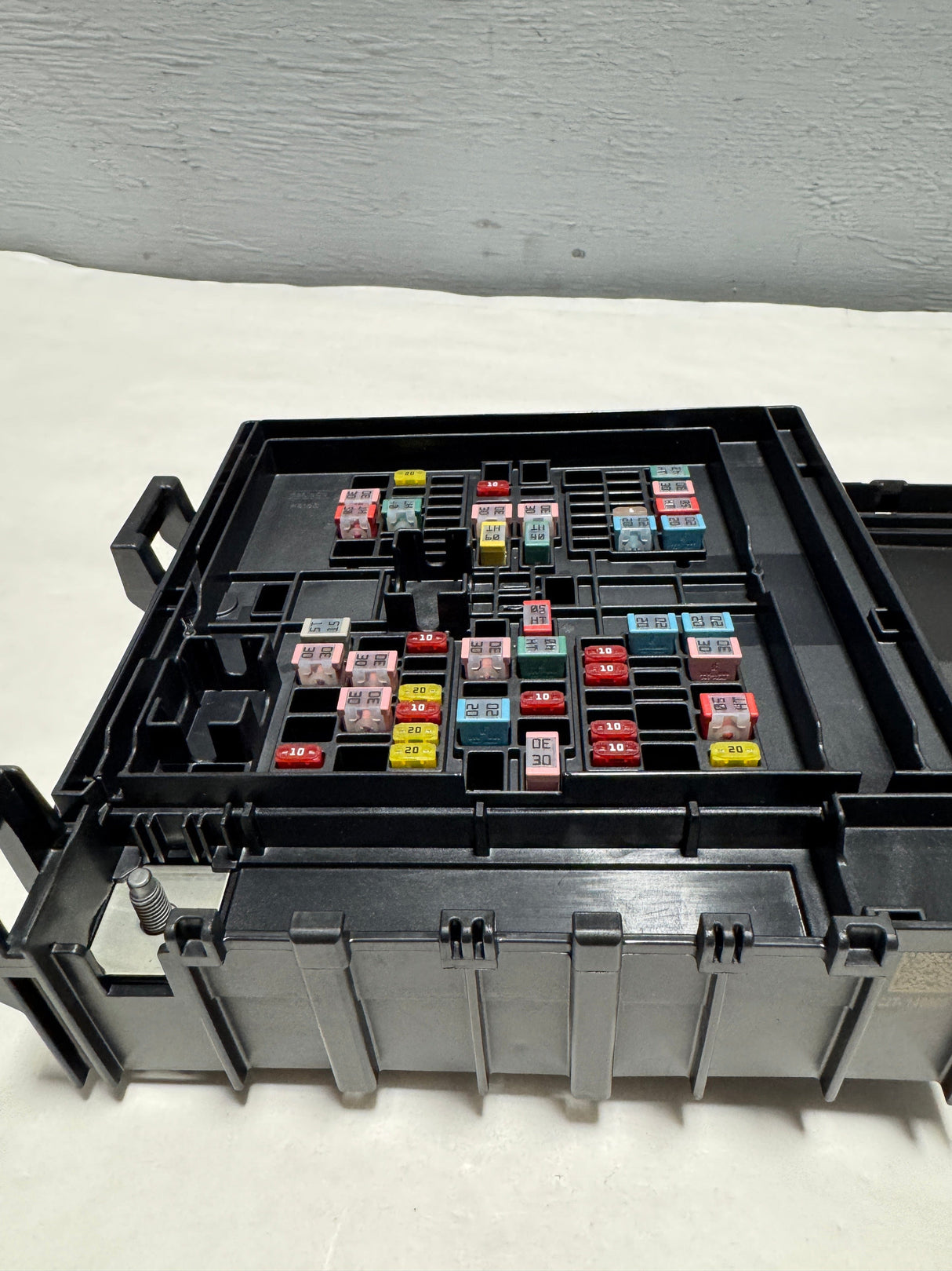 LC2Z-14A068-B 2021-2023 Ford E-350 Van 7.3 Gas Loaded Fuse Box For Non Aux Switch Equipped Vans Only