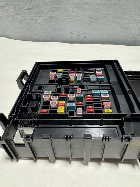 LC2Z-14A068-B 2021-2023 Ford E-350 Van 7.3 Gas Loaded Fuse Box For Non Aux Switch Equipped Vans Only
