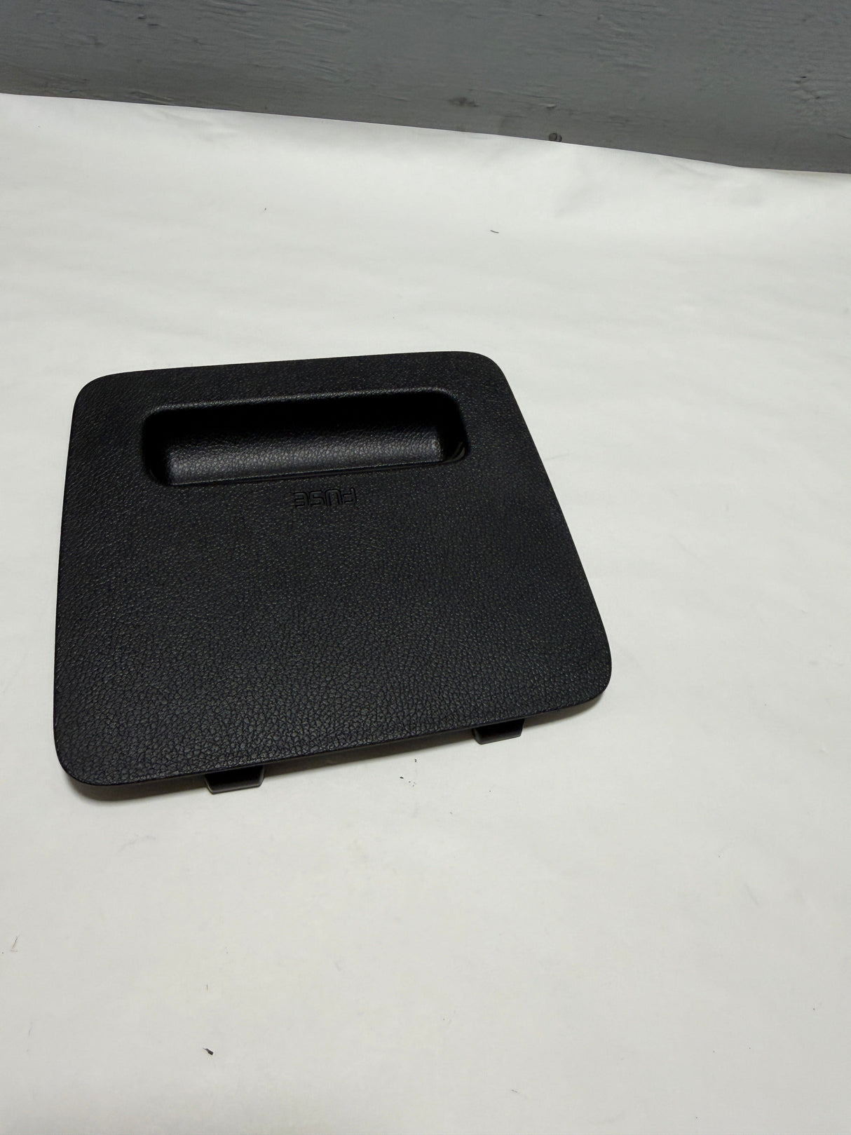 84752-R5000WK 2021-2023 Kia Sorento interior Fuse Box Cover Door Genuine OEM