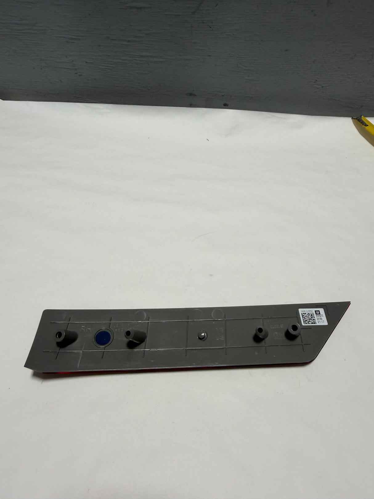 84945270 2021-2024 Cadillac Escalade Passenger Side Rear Bumper Red Reflector Genuine OEM