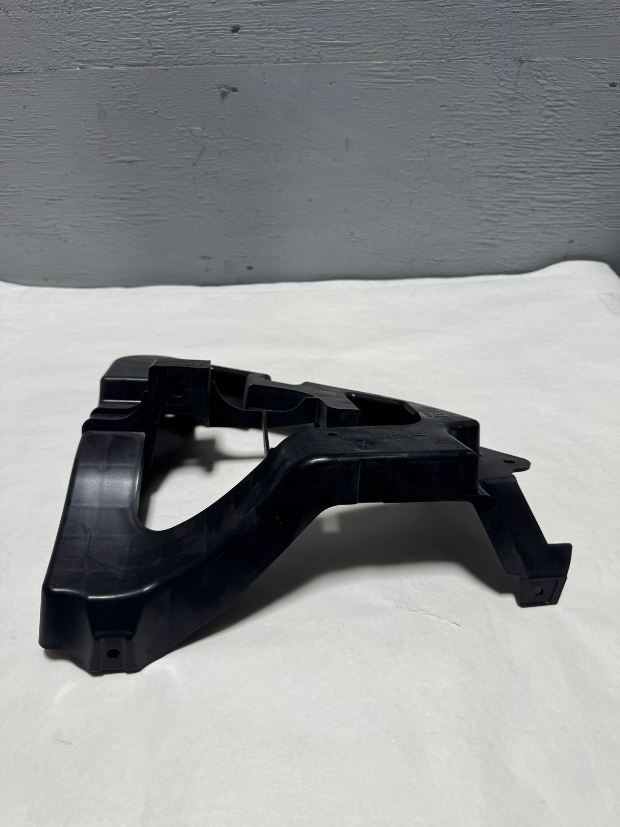 84861006 2021-2024 GMC Yukon Passenger Side Front Bumper Outer Reinforcement Bracket OEM