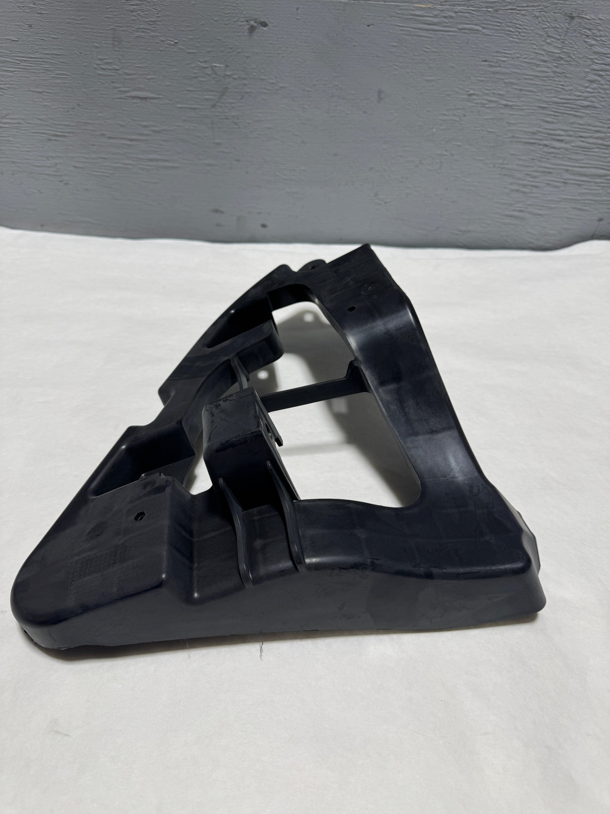 84861006 2021-2024 GMC Yukon Passenger Side Front Bumper Outer Reinforcement Bracket OEM