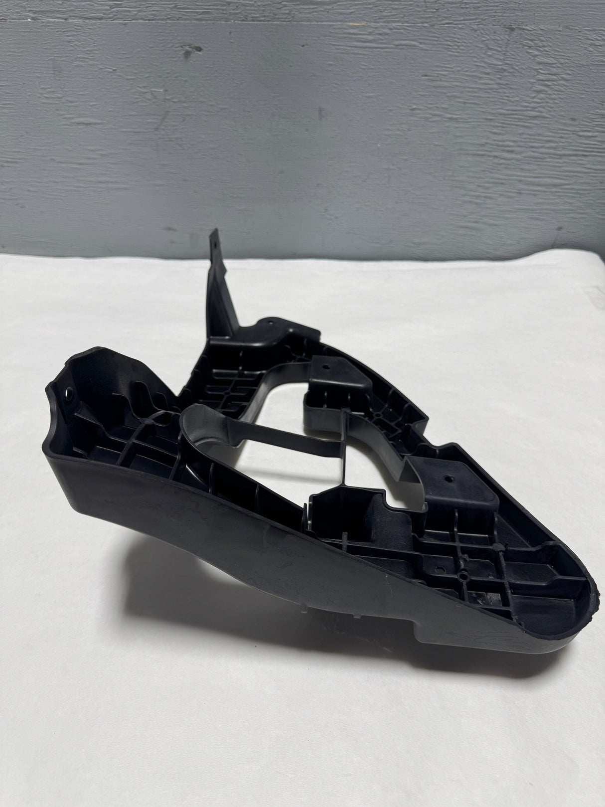 84861006 2021-2024 GMC Yukon Passenger Side Front Bumper Outer Reinforcement Bracket OEM