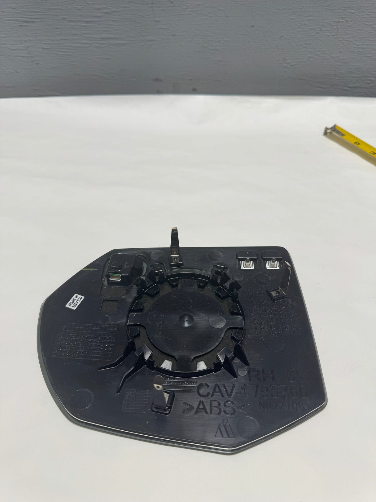 84642723 2021-2024 Tahoe or Yukon Passenger Side Door Mirror Glass W/ Blind Spot Light