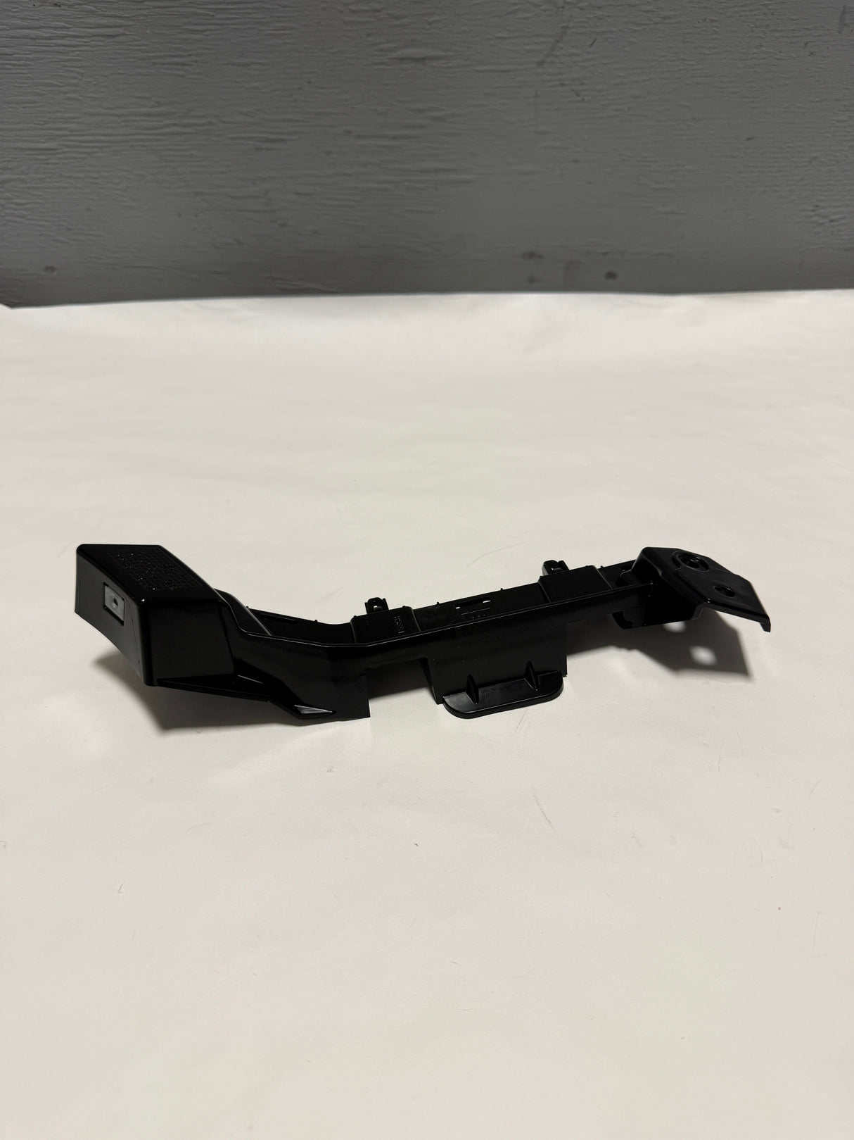 85661328 2022-2023 Traverse Front Bumper Driver Side Guide Bracket For Tow Hook Equipped Only