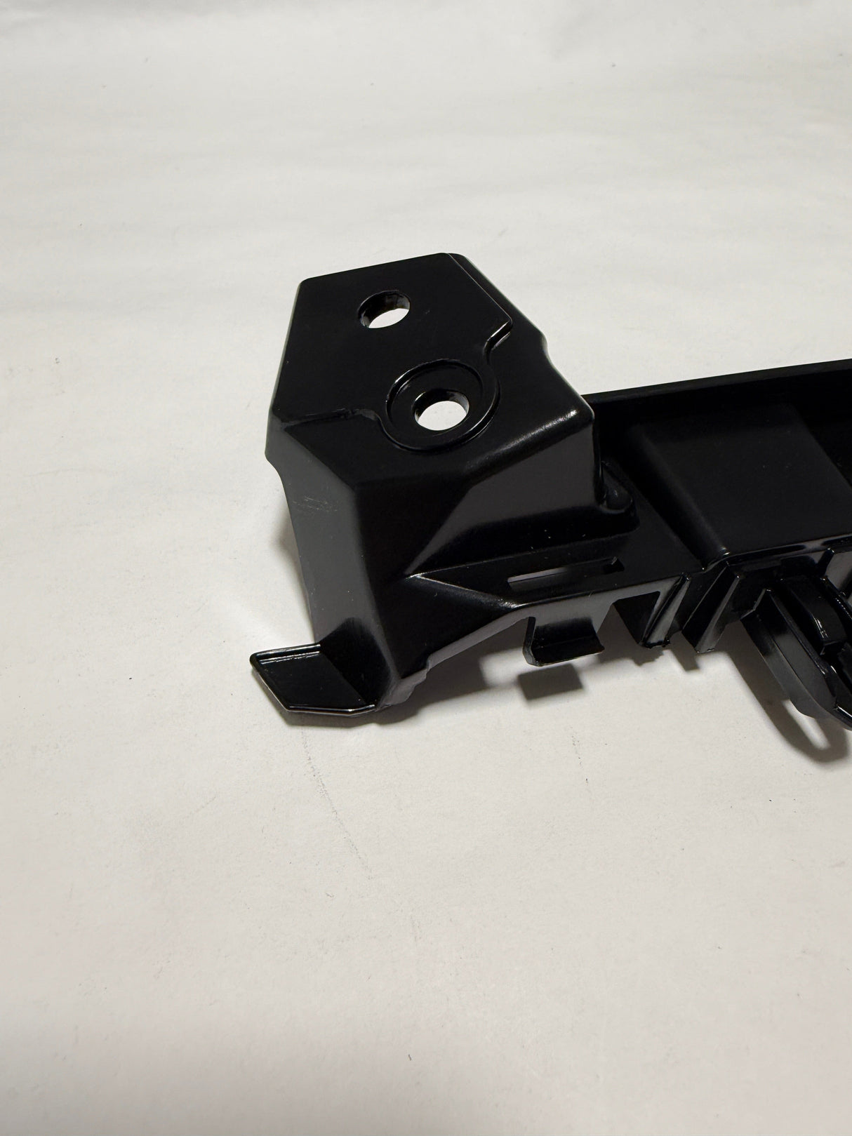 85661328 2022-2023 Traverse Front Bumper Driver Side Guide Bracket For Tow Hook Equipped Only