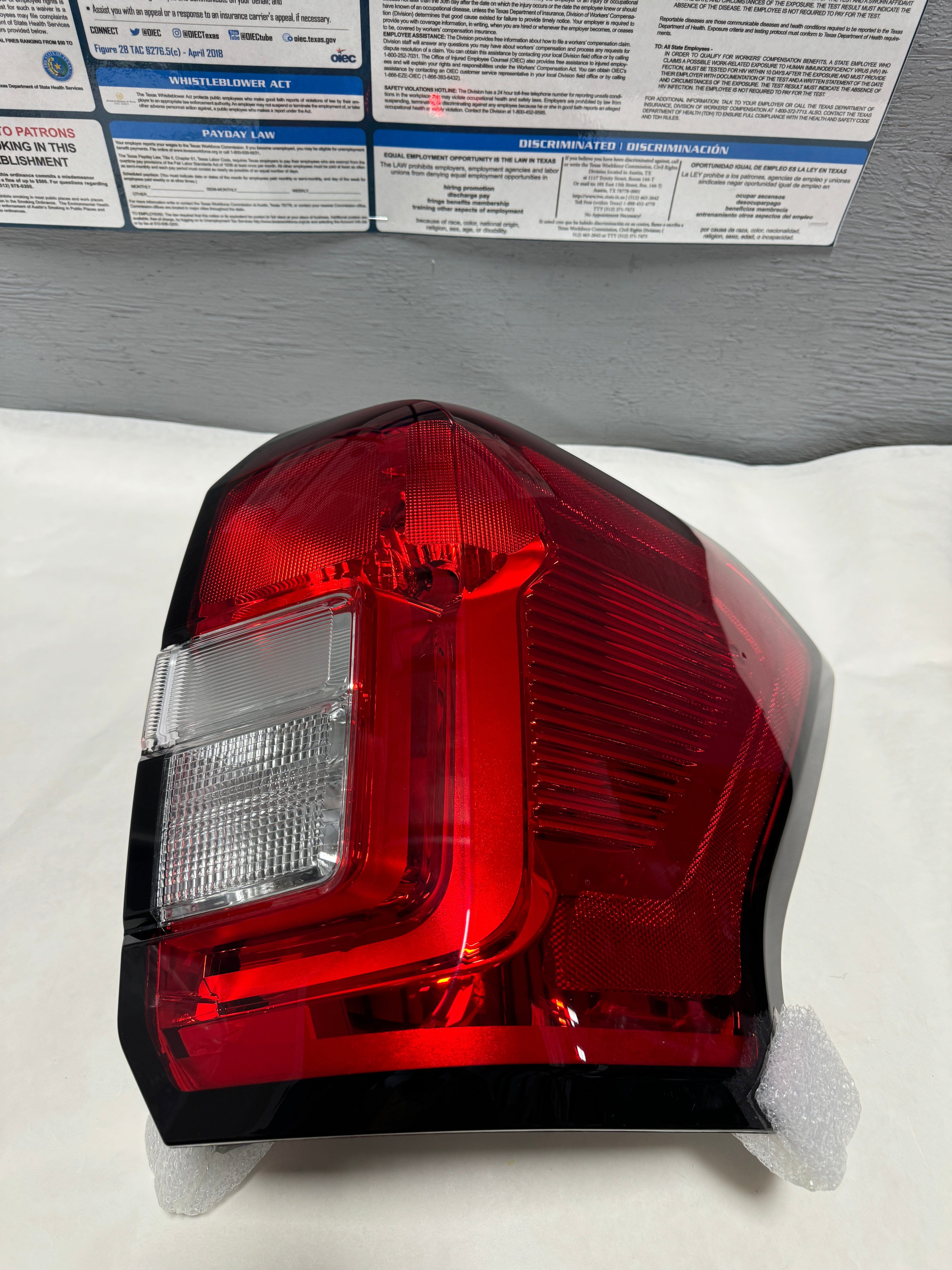 よっし〜　1104545 Ford OEM 13-18 TAURUS REAR WINDSHIELD GLASS BACK WINDOW HEATED