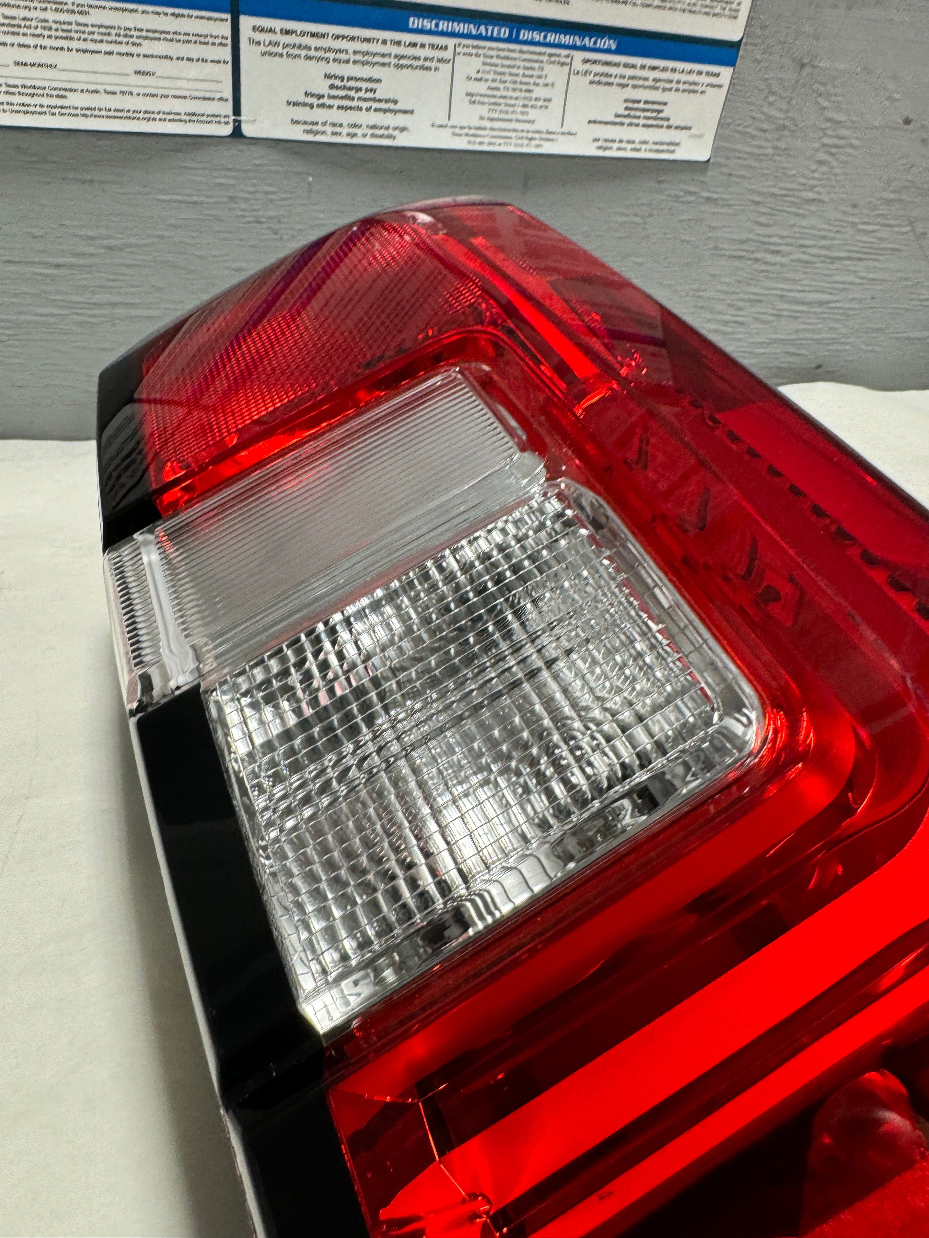 2022-2024 Ford Expedition XLT & XL Passenger Halogen Tail