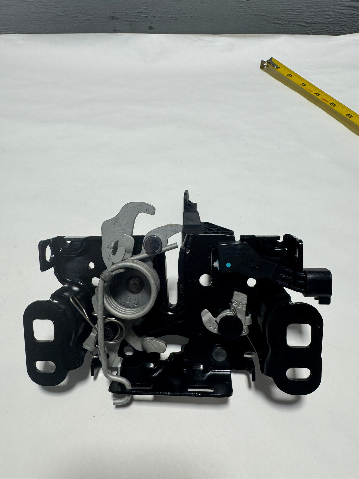 68375662AA 2022-2024 Jeep Grand Cherokee Hood Latch With Lever OEM