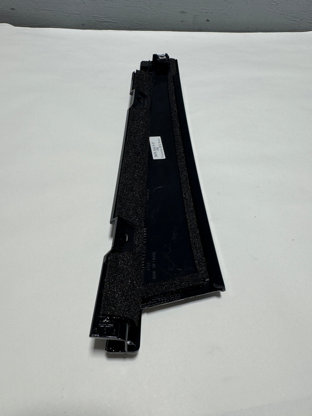 86526021 2022-2025 GMC Sierra Black Driver Side Windshield Pillar Trim Molding With Grab Handle