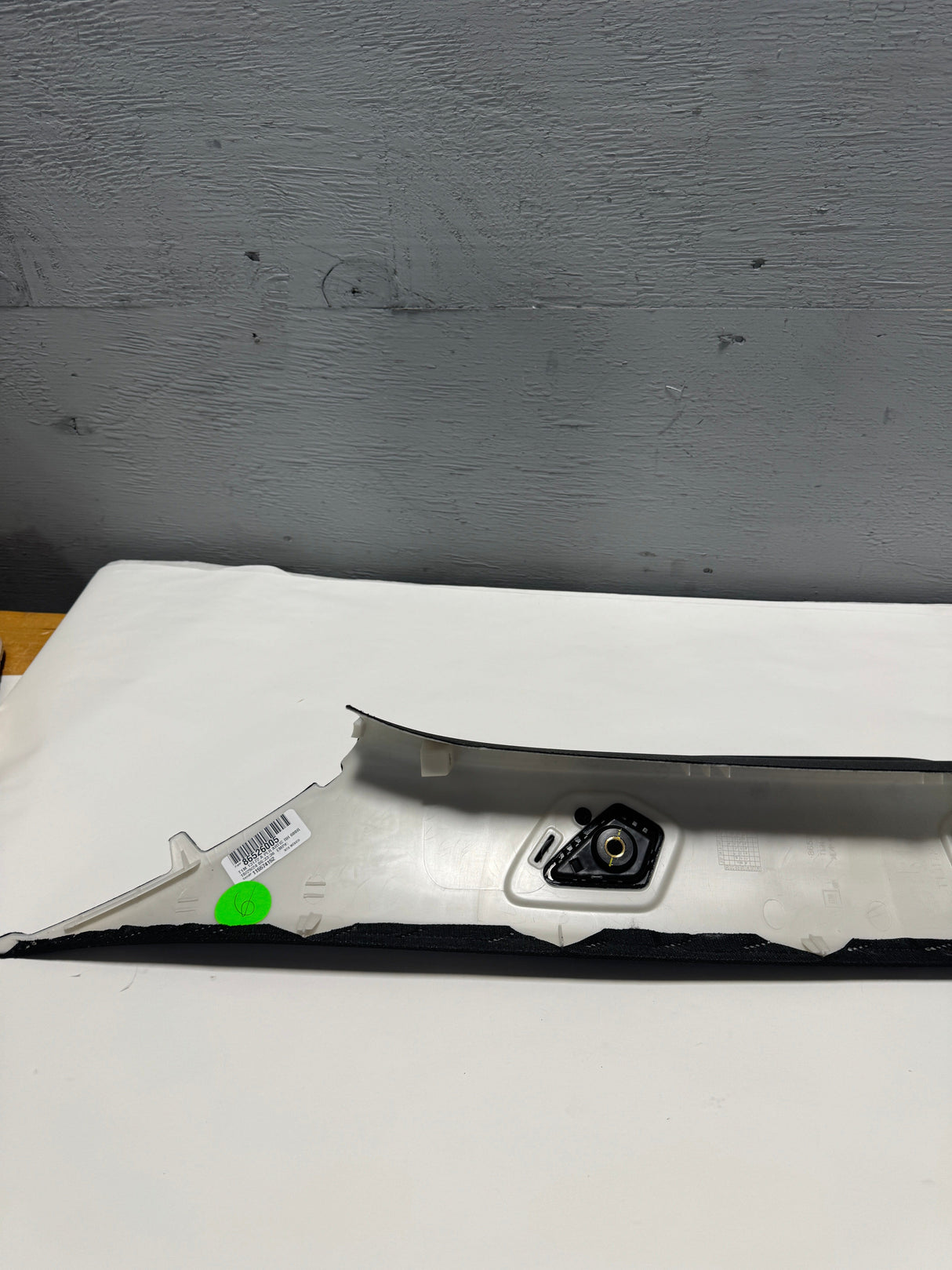 86526005-J1 2024-2025 Silverado Sierra Passenger Side Black Windshield Pillar Trim With Grab Handle Genuine OEM