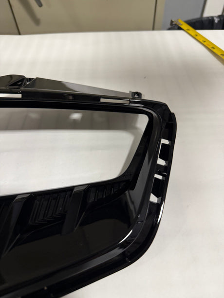 CL0925-86815387-G23 23-24 Cadillac Escalade V Pass Side Fog Light Bezel OEM