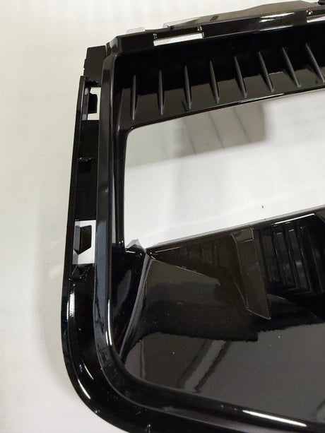 CL0925-86815387-G23 23-24 Cadillac Escalade V Pass Side Fog Light Bezel OEM