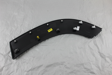 Chevrolet Trailblazer passenger rear wheel open molding full view alternate