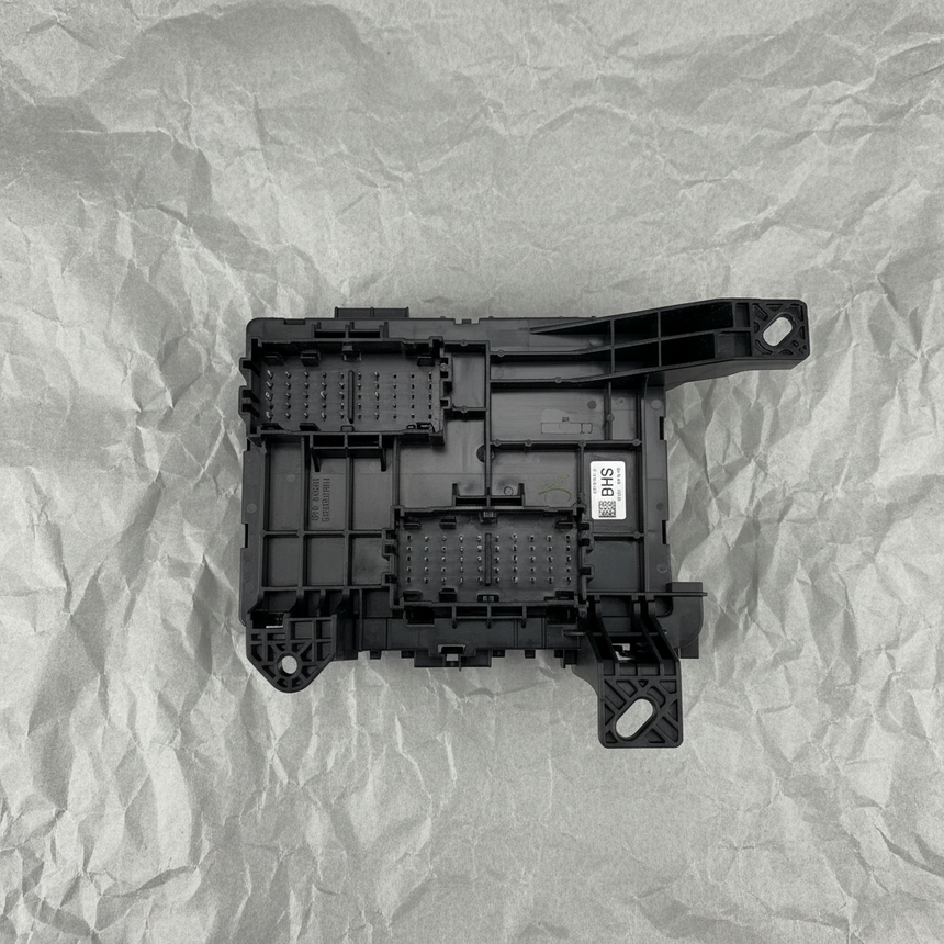 2014-2019 Chevrolet Silverado GMC Sierra Body Wiring Junction Block - Full View