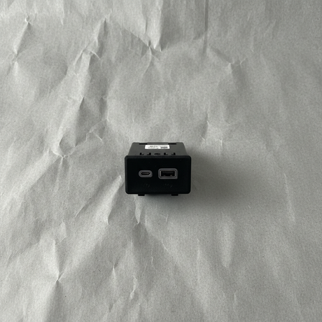 2021-2025 Tahoe Yukon Center Console USB Port Genuine OEM Full View