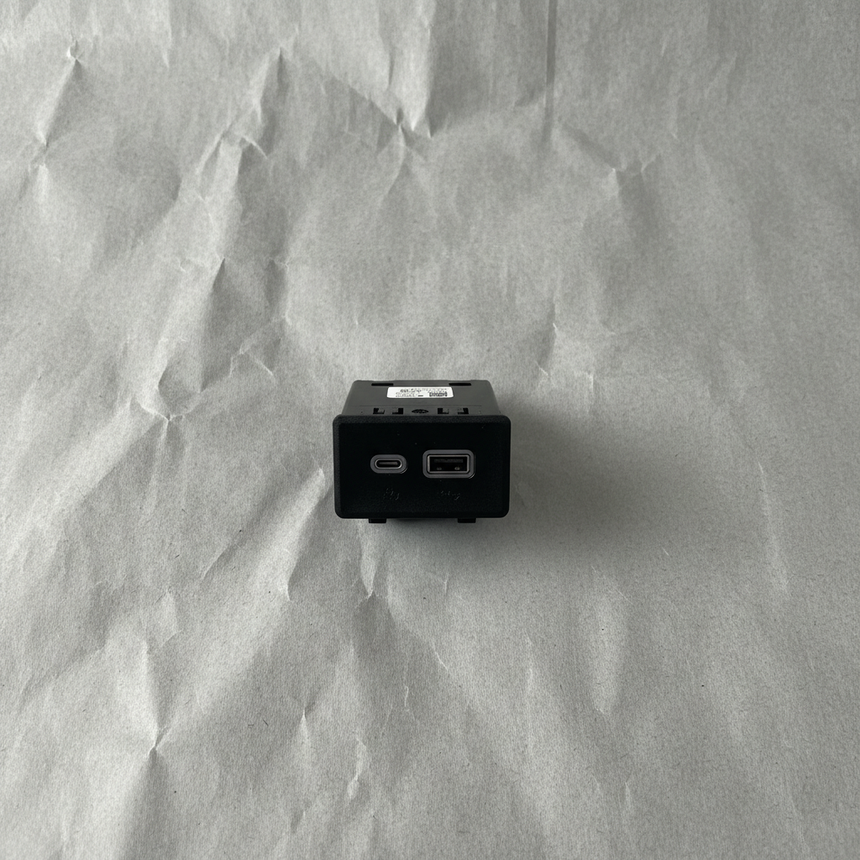 2021-2025 Tahoe Yukon Center Console USB Port Genuine OEM Full View