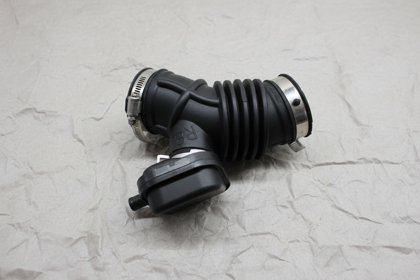2018-2019 Nissan Kicks 1.6L Engine Air Intake Hose - Full Frame Close