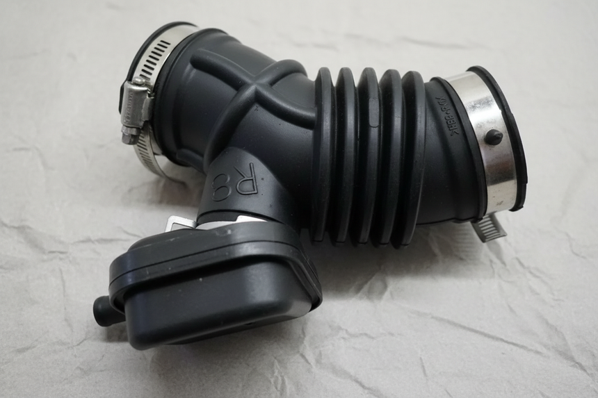 2018-2019 Nissan Kicks 1.6L Engine Air Intake Hose - Top Detail