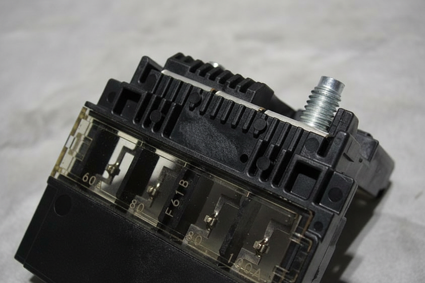 2017-2024 Nissan Armada Positive Battery Fuse Circuit Breaker Connector OEM