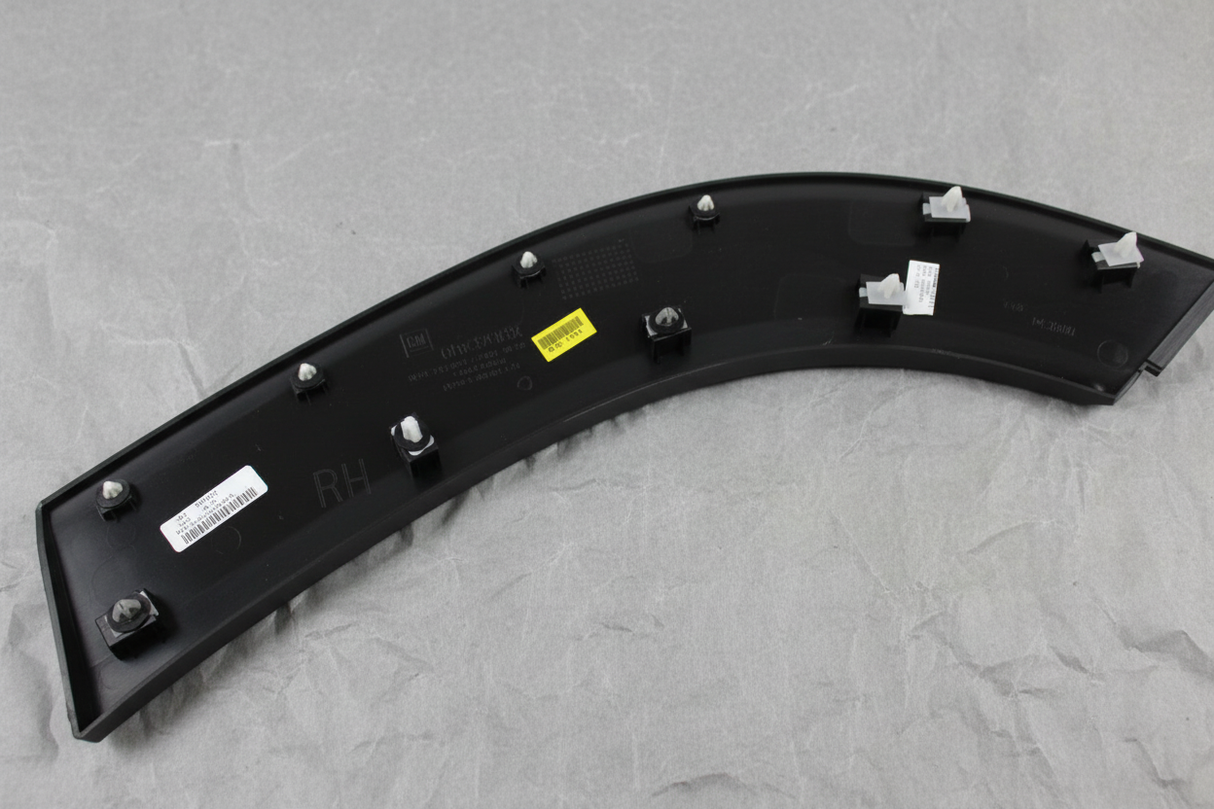 Chevrolet Trailblazer wheel molding bottom section macro detail alternate