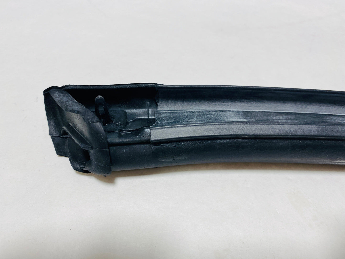 CL-4R3Z-7651564-A-C29 2006-2014 Ford Mustang Convertible Upper Center Weatherstrip Seal Genuine New