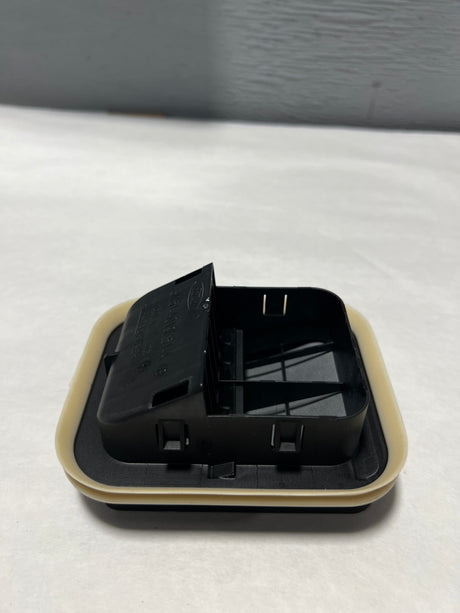 CL-0423-CP9Z-58280B62-C-C20 2012-2018 Ford Focus Quarter Panel Pressure Louver Vent Genuine New