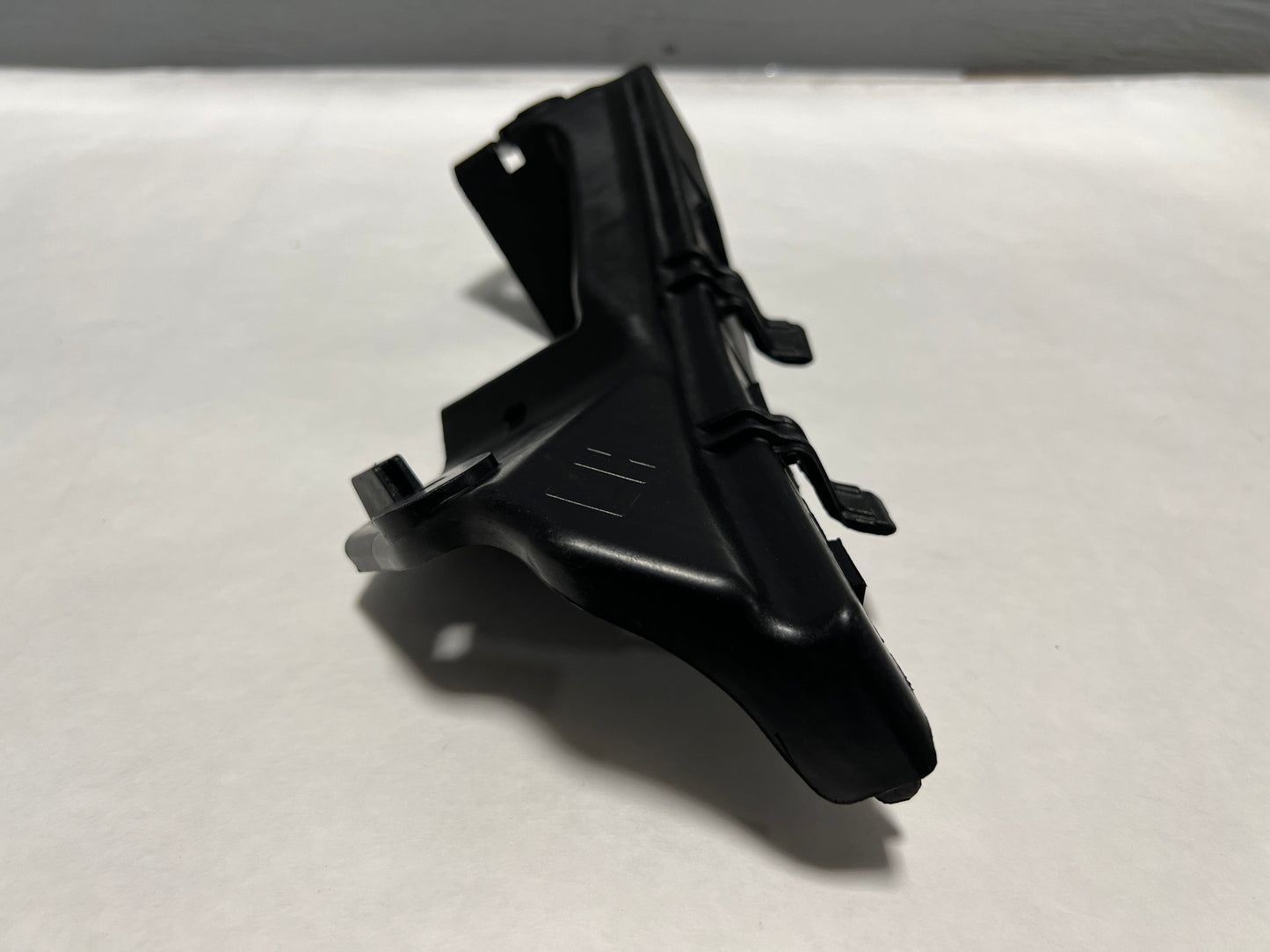 86551-B2000-H8 2014-2019 Kia Soul Driver SIde Front Bumper Bracket Genuine