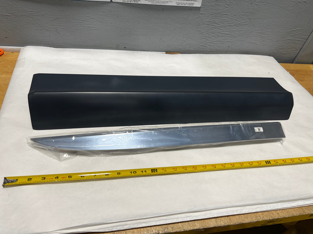 CL-LC5Z-7825556-BB-H17 2020-2023 Lincoln Aviator Black Label Driver Side Rear Door Unpainted Molding With Chrome Strip