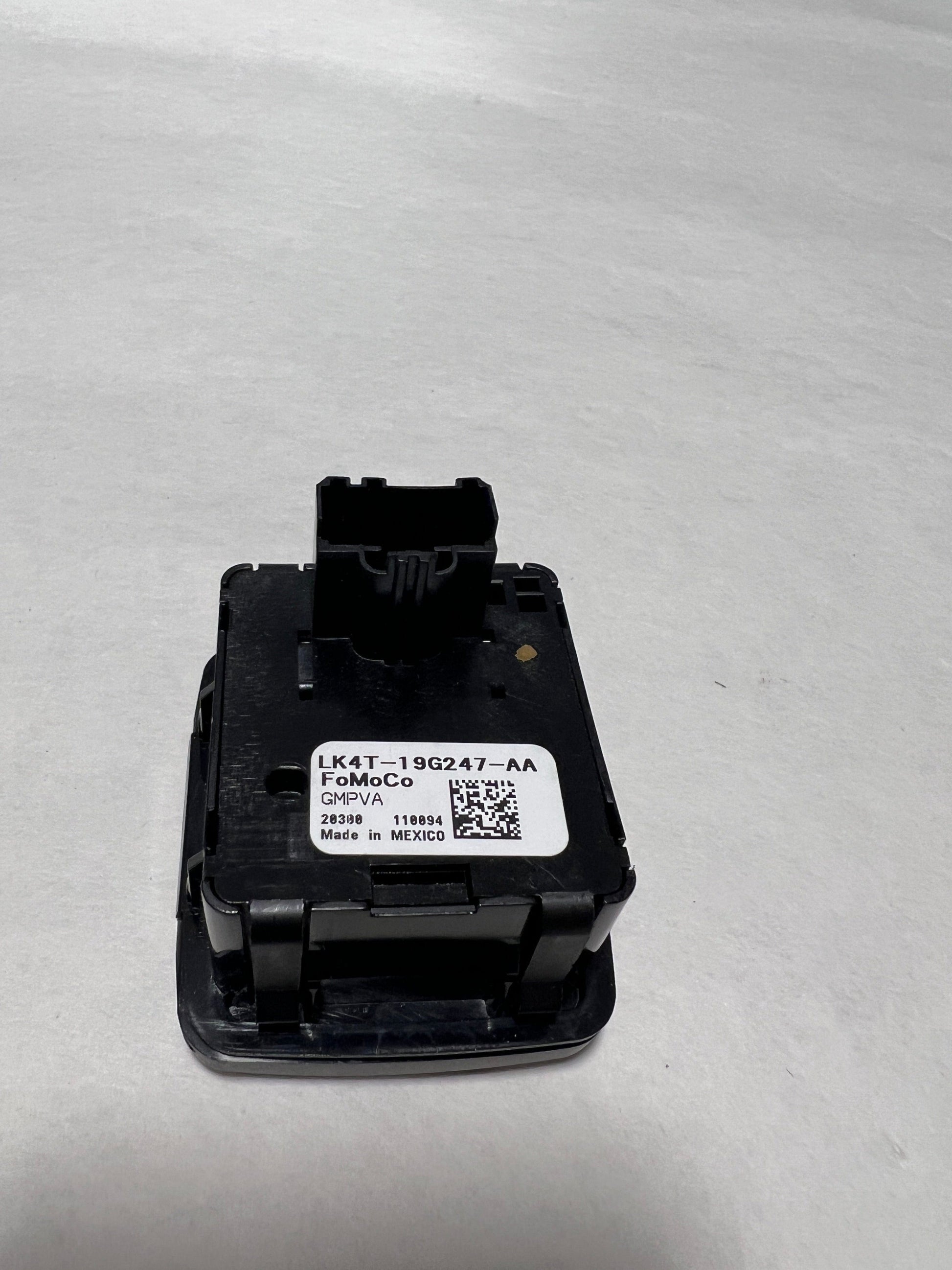 CL-0423-LK4Z-19N236-B-C20 2021-2023 Ford Bronco Dash Power Outlet 110V 400 Watt Genuine New